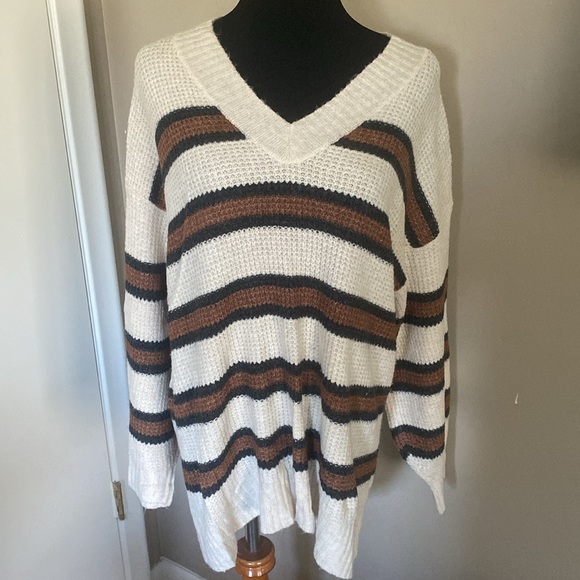 American Eagle Oversized Dreamspun V-neck Sweater - Picture 2 of 7